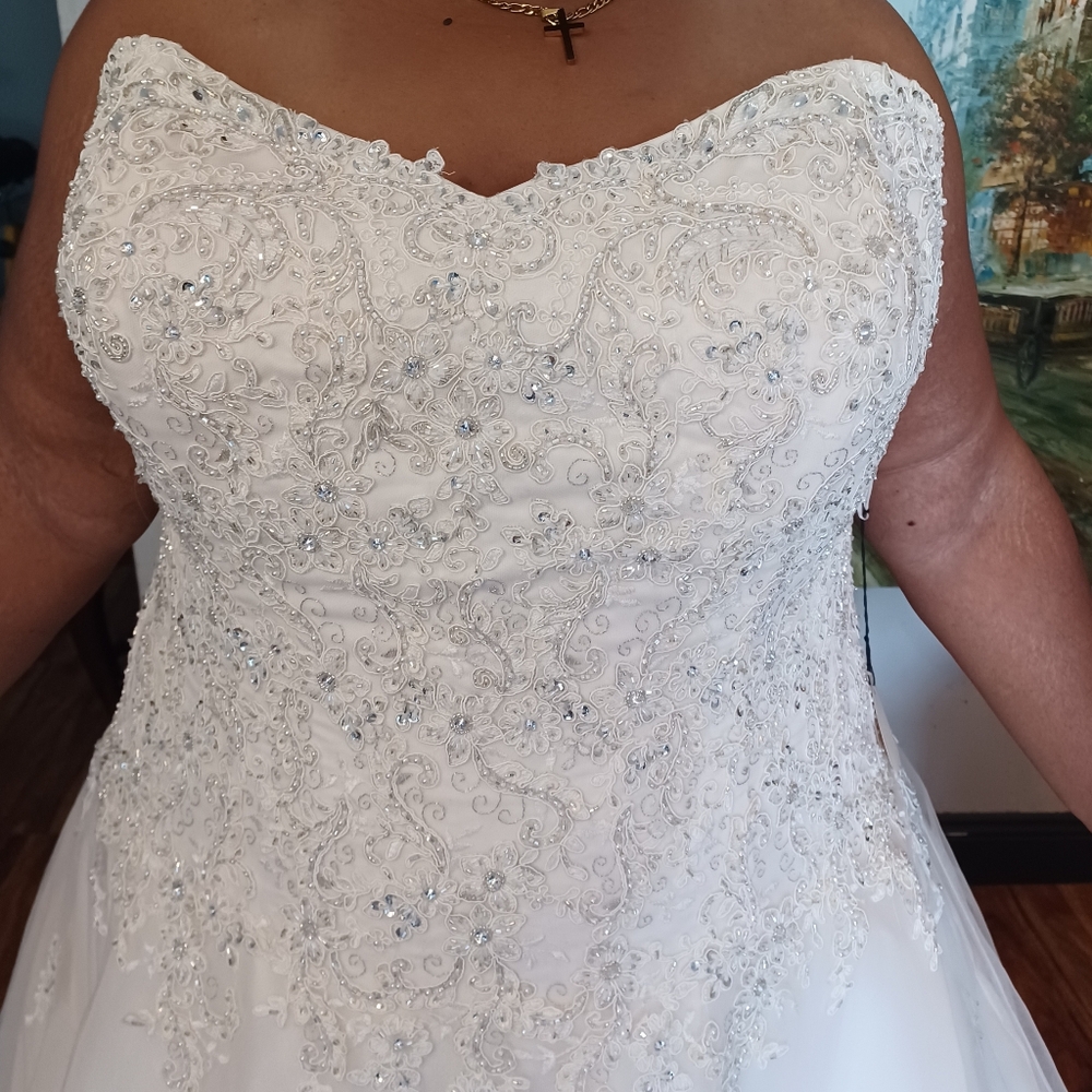 Elegant Ivory Strapless Wedding Dress